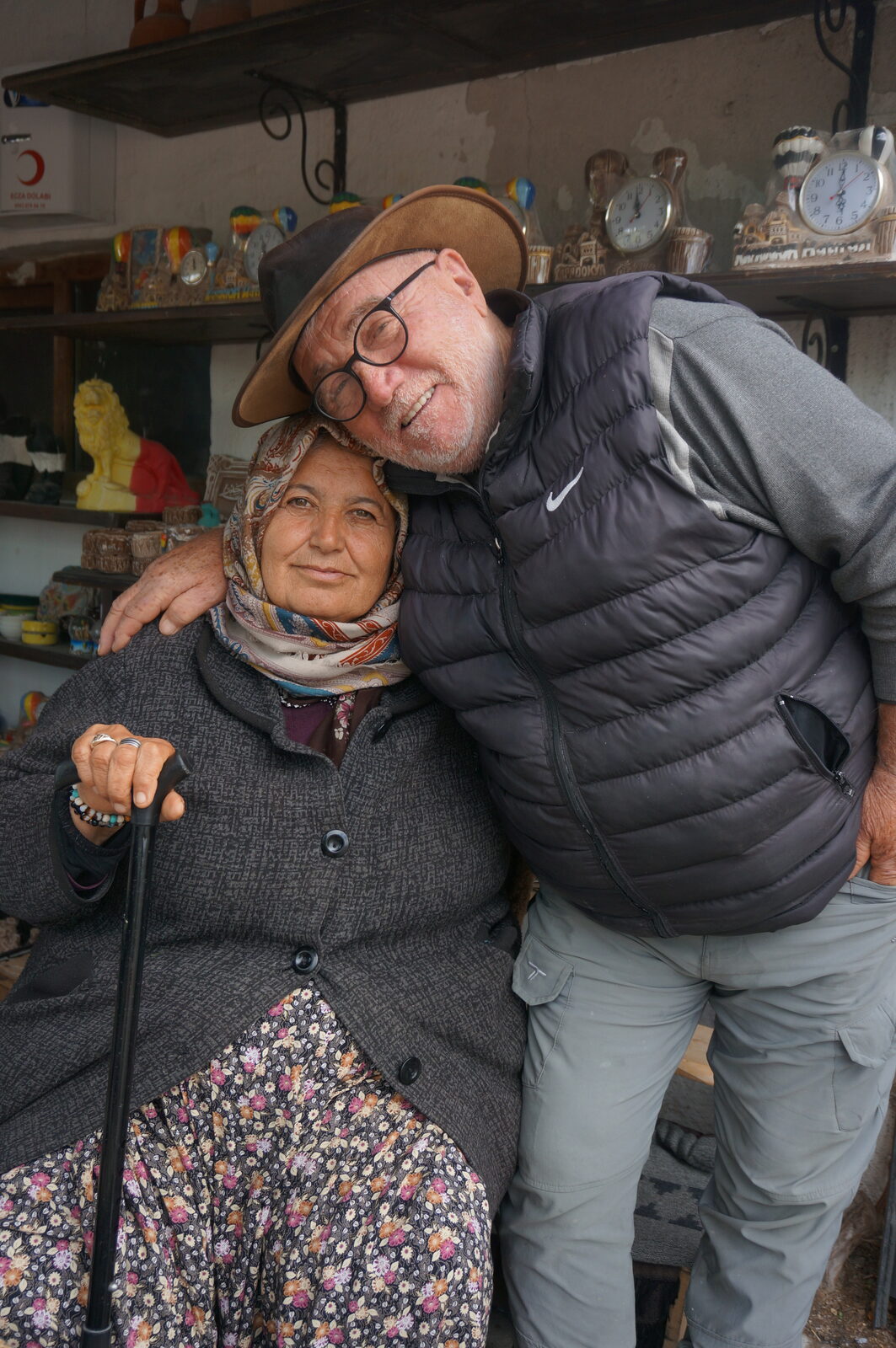 Hediyelik eşya dükkanında bir çift