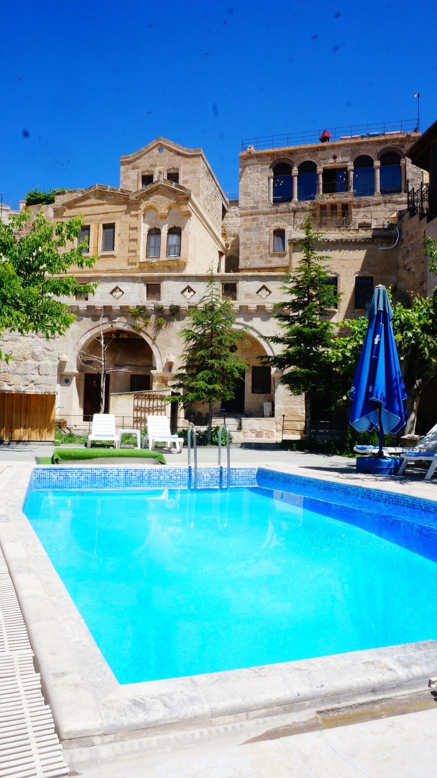 Tekkaya Cave Hotel'in havuzu ve taş cephesi